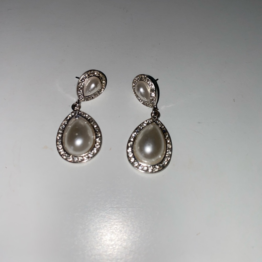 Dangle pearl earrings